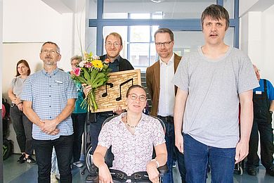 Gruppenfoto v.l.n.r.: Christoph Schnabel (Geschäftsbereichsleiter*in), Benjamin Arnold (Preisträger*in), Jutta Tille (Schneckenpostredaktion), Bastian Schmiedel (Kaufmännische*r Geschäftsführer*in), André Busse (Schneckenpostredaktion) 