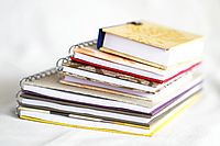 Sieben Notizbücher auf einem Stapel
