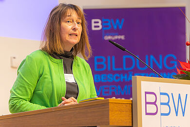 Ute Adolf, Leiterin des Referats „Teilhabe von Menschen mit Behinderungen“, Sächsisches Staatsministerium für Soziales, Gesundheit und Gesellschaftlichen Zusammenhalt, am Redner*innenpult