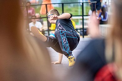 junger Mann beim Breakdance