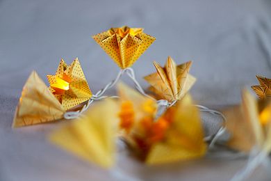 Lichterkette mit gelben Papier-Lampions