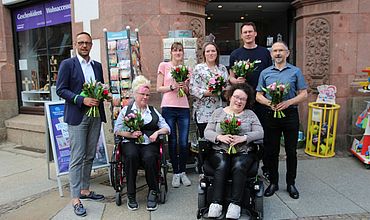 Blumenübergabe an das Team vom Nikolai-Eck durch den Hauptgeschäftsführer Tobias Schmidt.