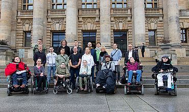 Werkstattmitarbeitende der Diakonie am Thonberg vor dem Bundesverwaltungsgericht
