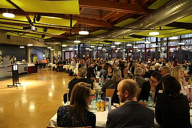 Blick in die Mensa, viele Leute sitzen an Tischen