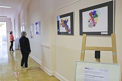 Besucher in der Ausstellung