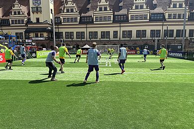 Fußballer*innen auf dem fußballplatz spielen Fußball