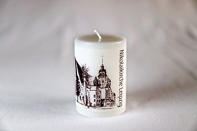 Weiße Kerze mit schwarzem Print