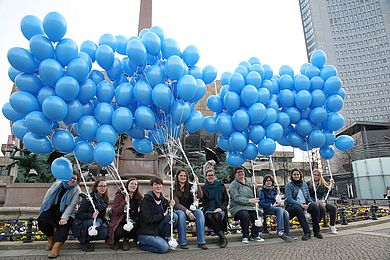 Mitarbeiterinnen der Autismusambulanz mit blauen Luftballons