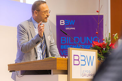 Tobias Schmidt (Hauptgeschäftsführer*in BBW-Leipzig-Gruppe) bei seinem Redebeitrag