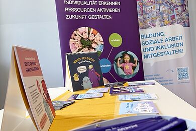 Material des Jugend- und Erziehungshilfeverbunds bei der Praktikumsbörse