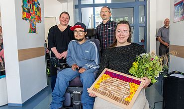 Von links nach rechts: Stefanie Brückmann und Robert Fehrmann (Schneckenpostredaktion, Diakonie am Thonberg), Christoph Schnabel (Geschäftsbereichsleiter, Diakonie am Thonberg), Katharina Scherf (Preisträgerin)