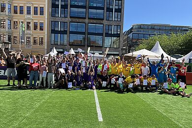 Mannschaften der LIGA FÜR ALLE nach der Siegerehrung auf dem Leipziger Marktplatz, Gruppenfoto