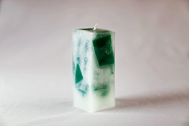 Eine grün-weiße quadratische Kerze